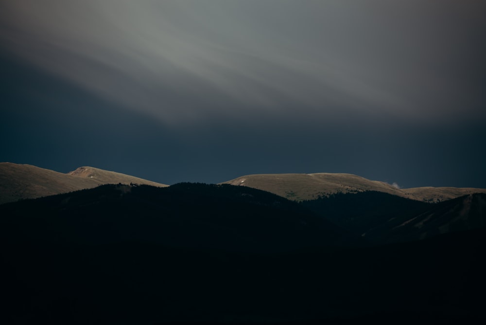 fotografia de paisagem do terreno da montanha