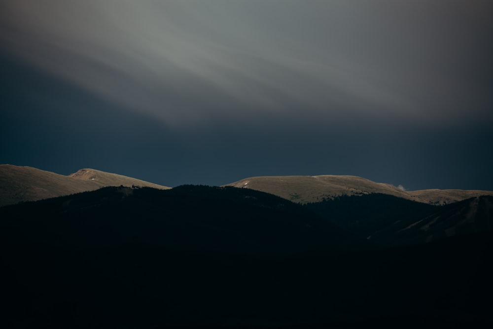 photographie de paysage de terrain montagneux