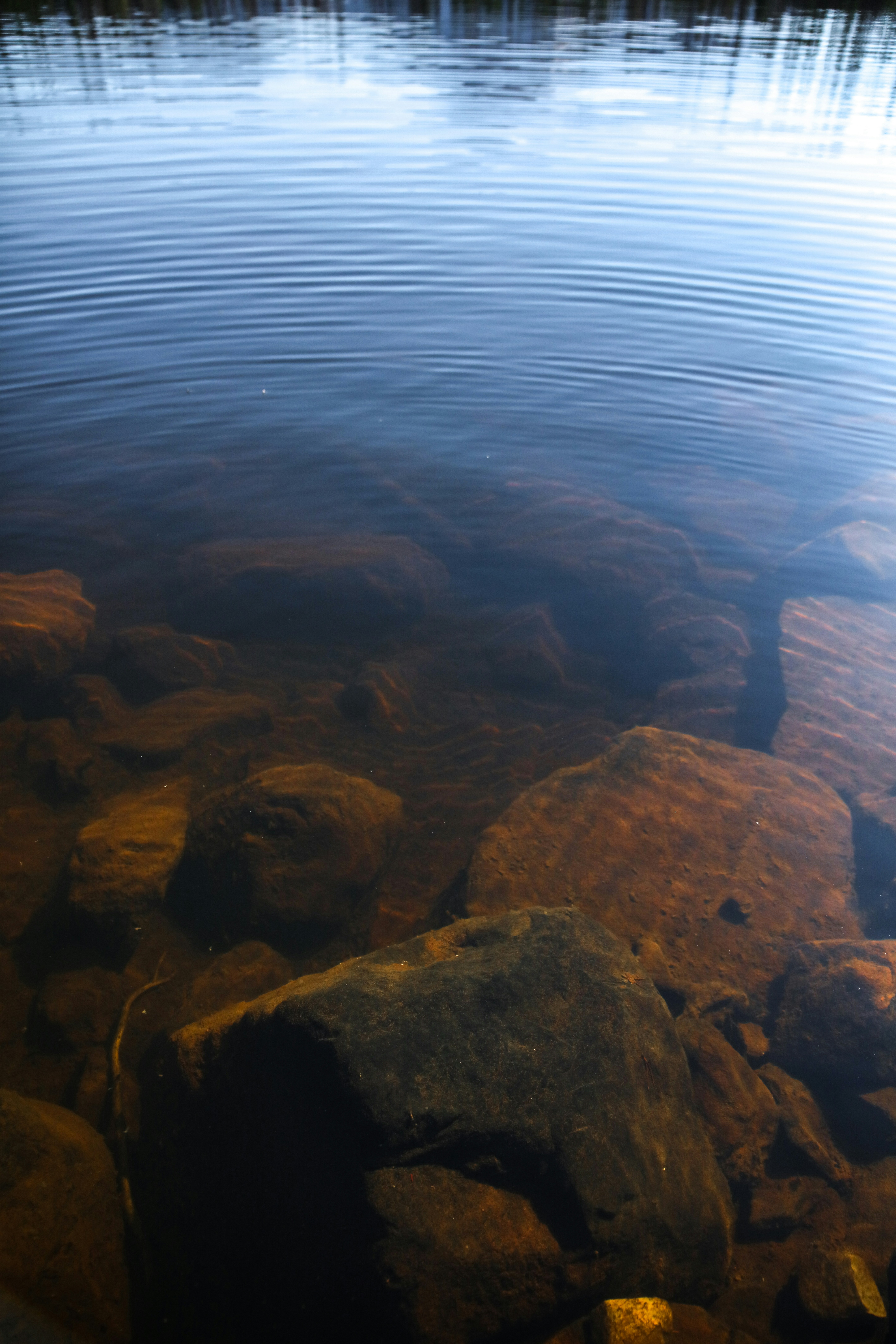 Brown rocks beside body of water photo – Free Lake Image on Unsplash