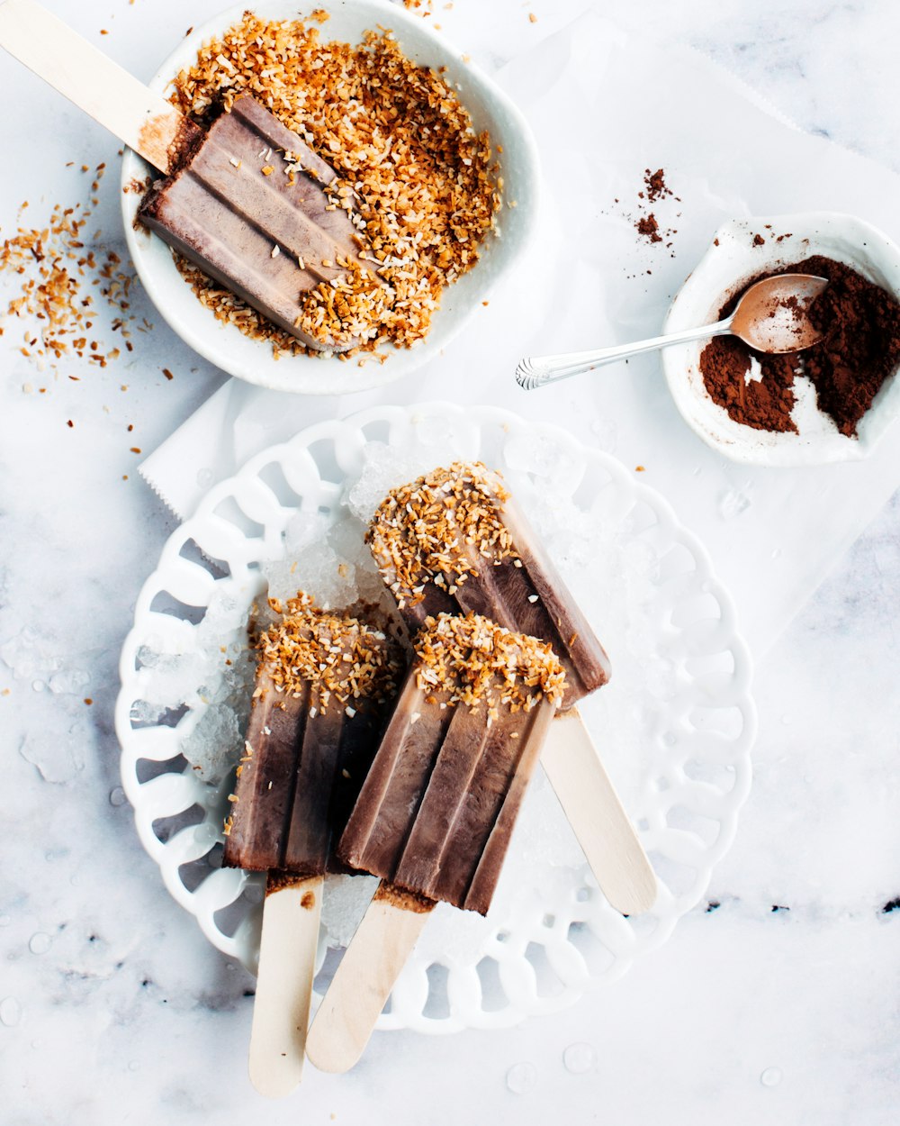 paletas heladas en plato de cerámica blanca