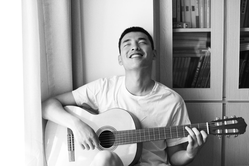 Fotografía de la silueta del hombre tocando la guitarra