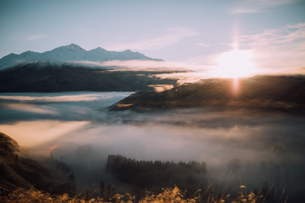 Photographie à vol d’oiseau d’une montagne entourée de brouillard