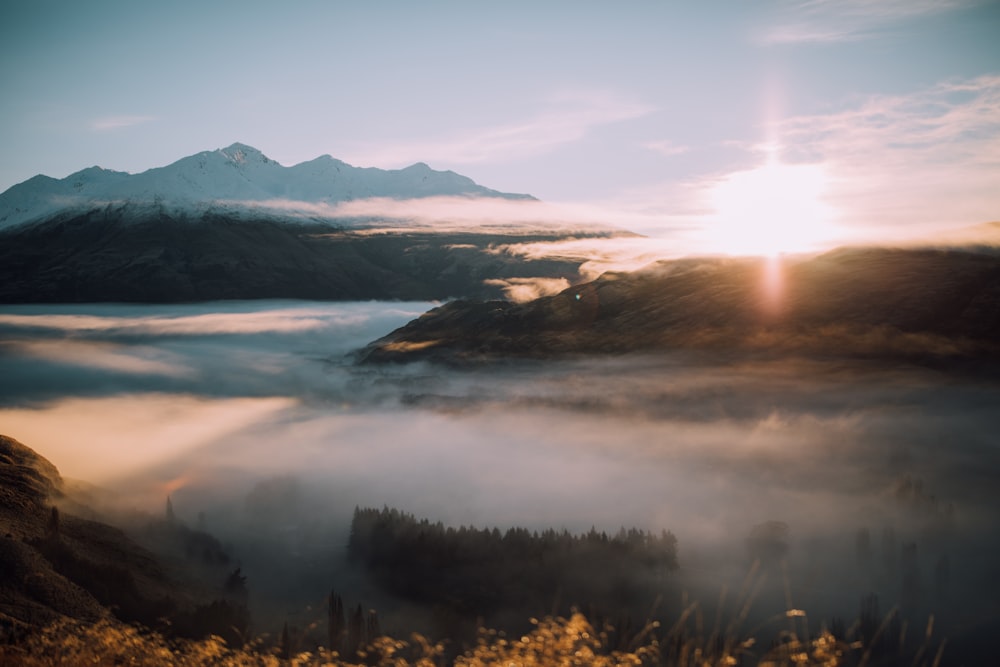 Fotografie aus der Vogelperspektive von Bergen umgeben von Nebel