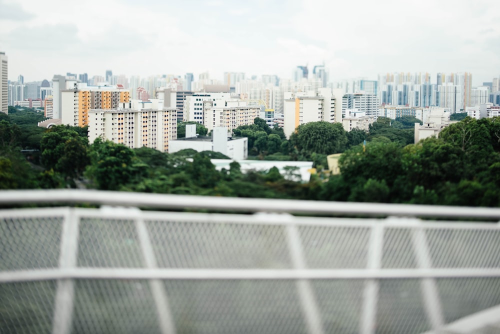 Una vista de una ciudad desde un puente