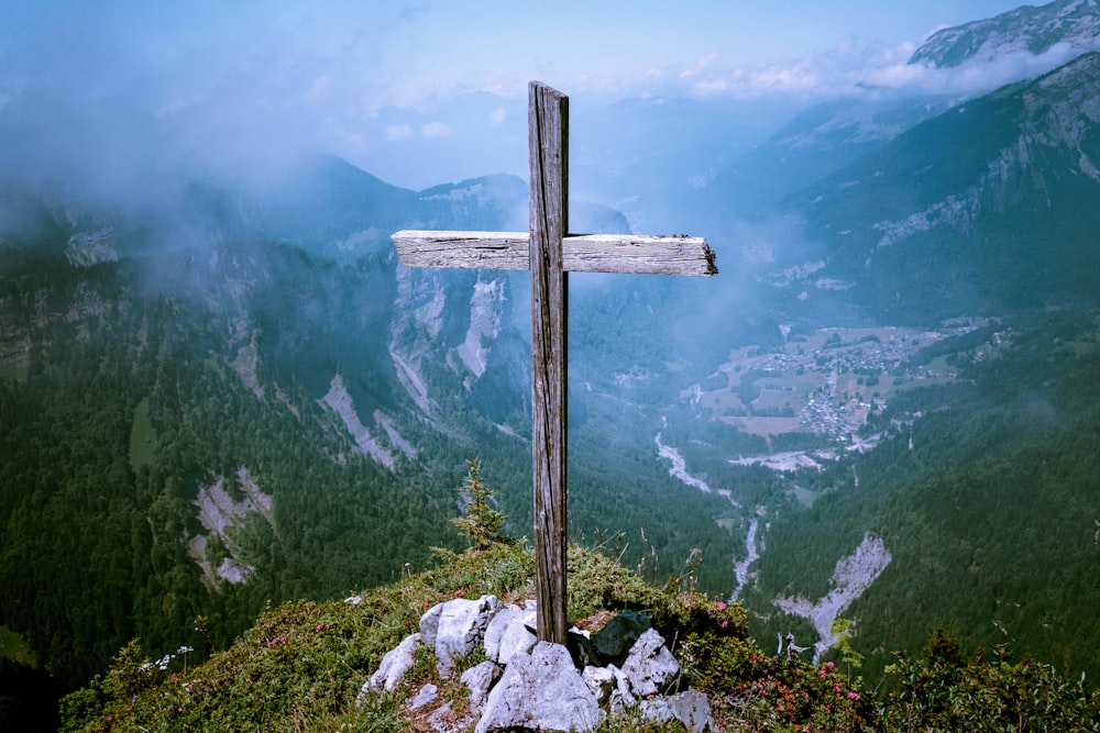 Foto da cruz de madeira marrom no penhasco