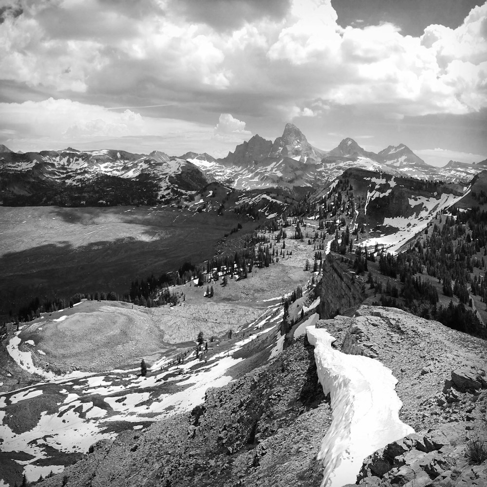 Fotografía en escala de grises de la cubierta de colinas de montaña con nieve