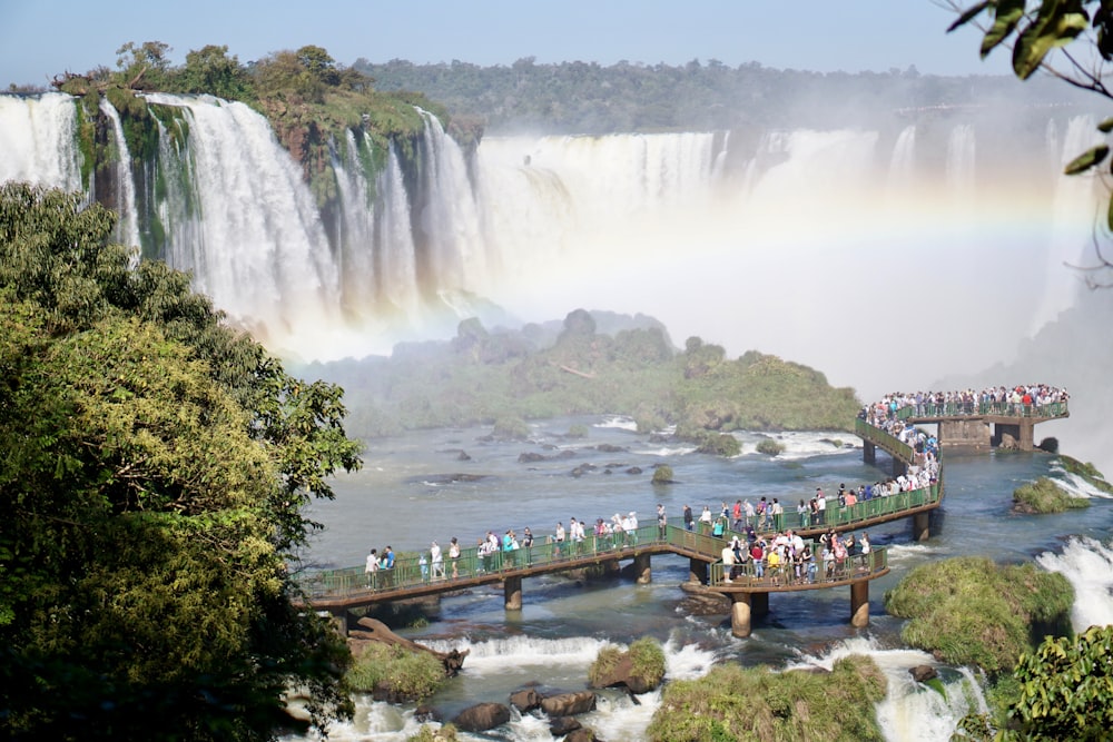 pessoas caminhando na ponte em Niagara Falls