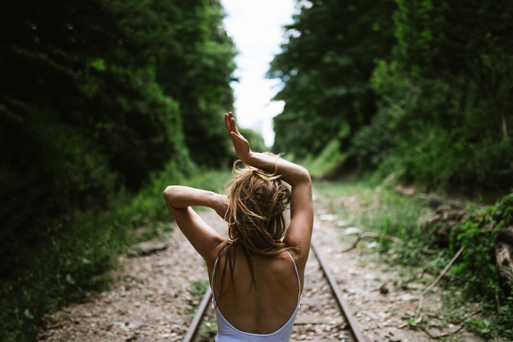 femme se tient dans le rail de train
