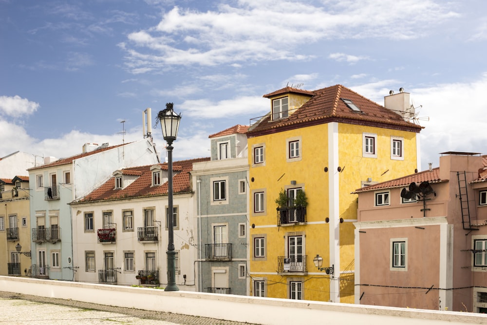 edificio di colori assortiti sotto il cielo blu nuvoloso durante il giorno