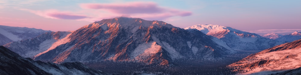 Foto de la cordillera bajo el cielo despejado