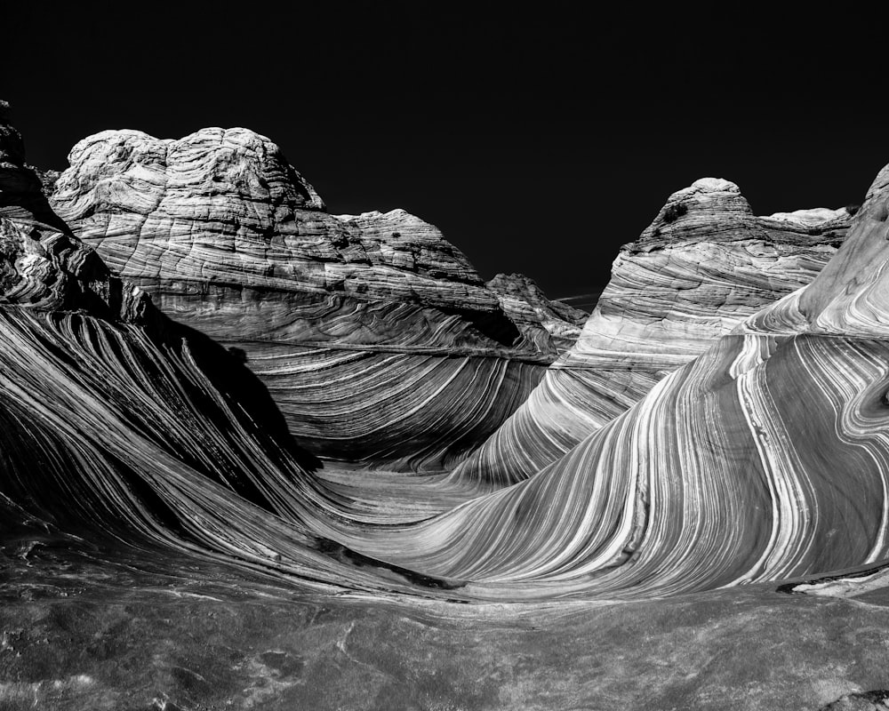 Photographie en niveaux de gris de la montagne