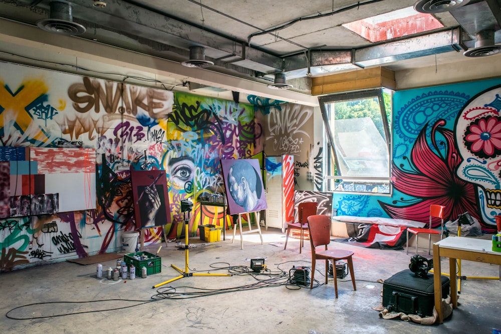 parete dipinta di colori assortiti con materiali di pittura