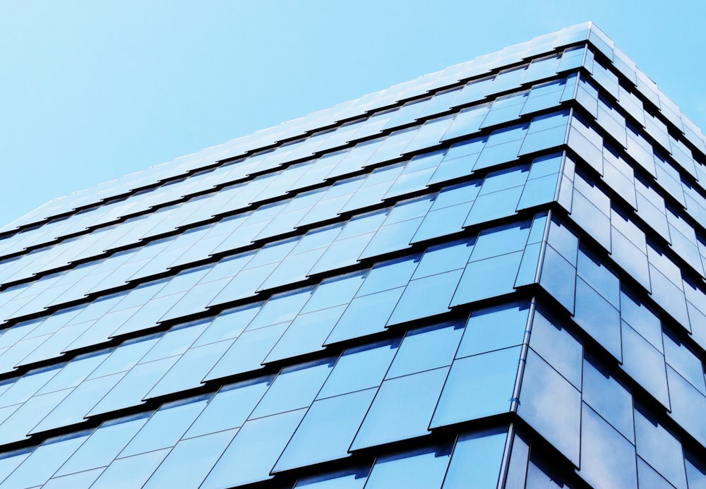 Fotografía de ángulo bajo de un edificio de gran altura