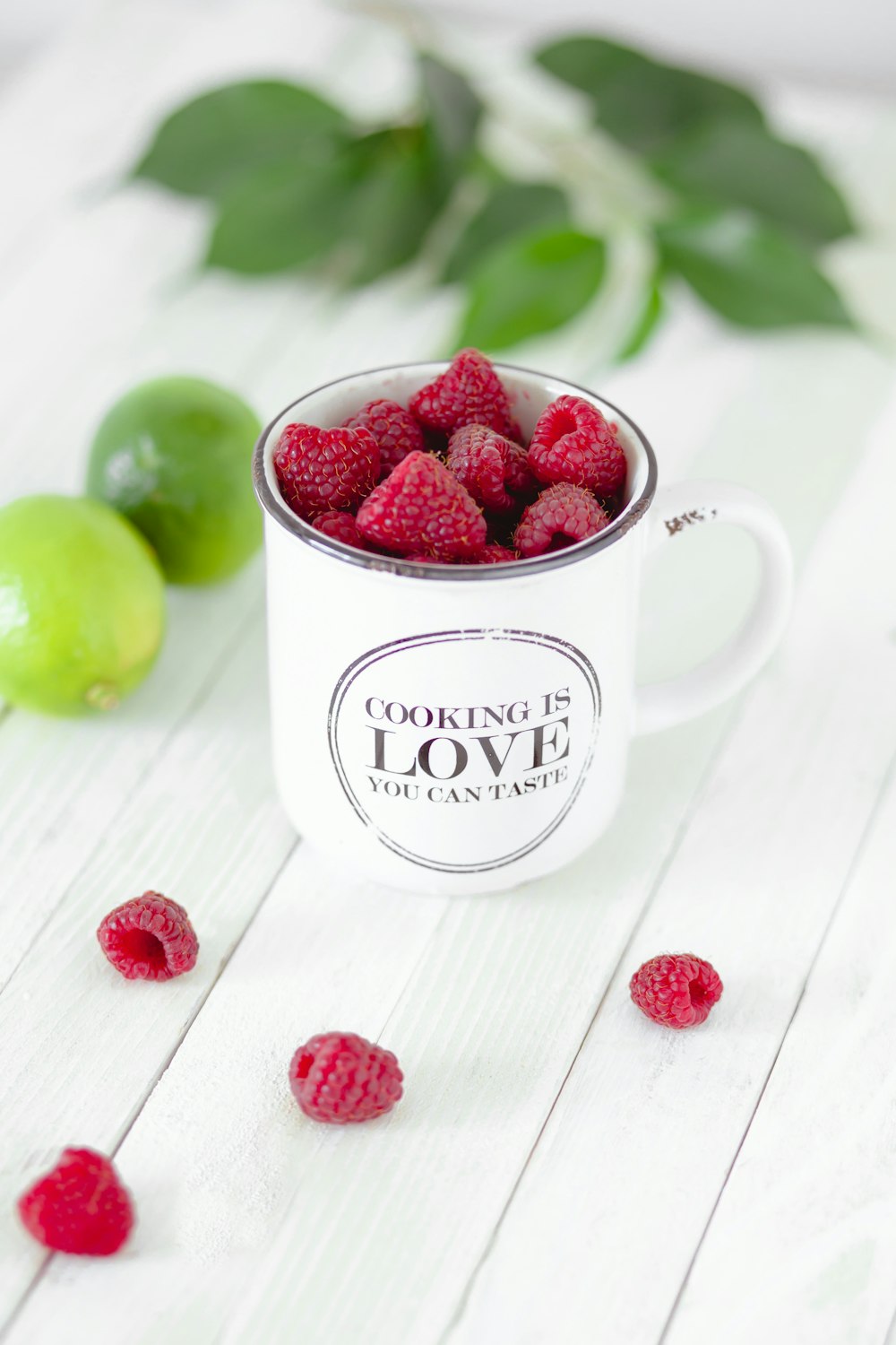 fruits rouges dans une tasse blanche