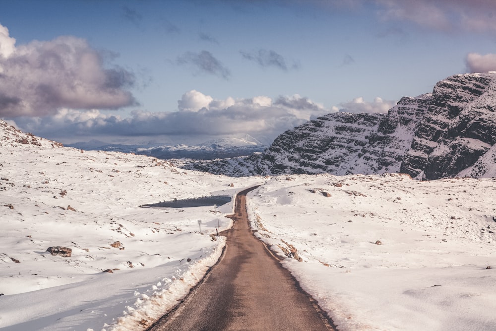 Carretera rodeada de nieve