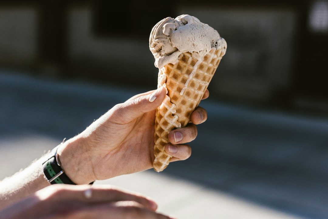 Cornet de glace : le froid déclenche la douleur des dents sensibles