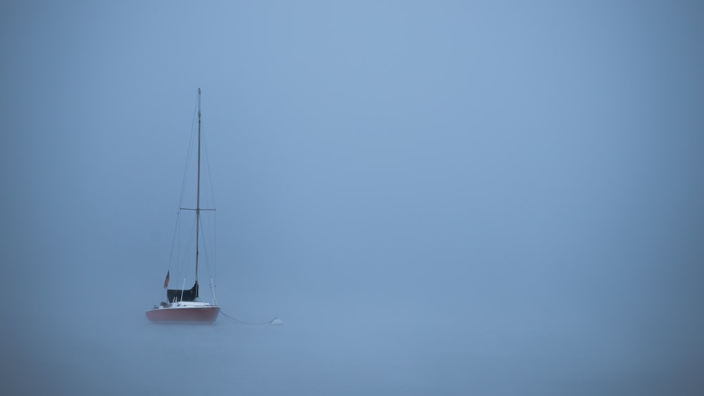 Fotografie eines weißen Bootes