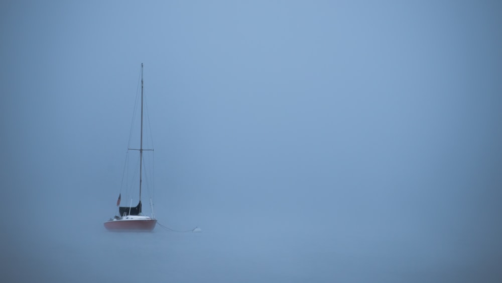 Fotografía de barco blanco