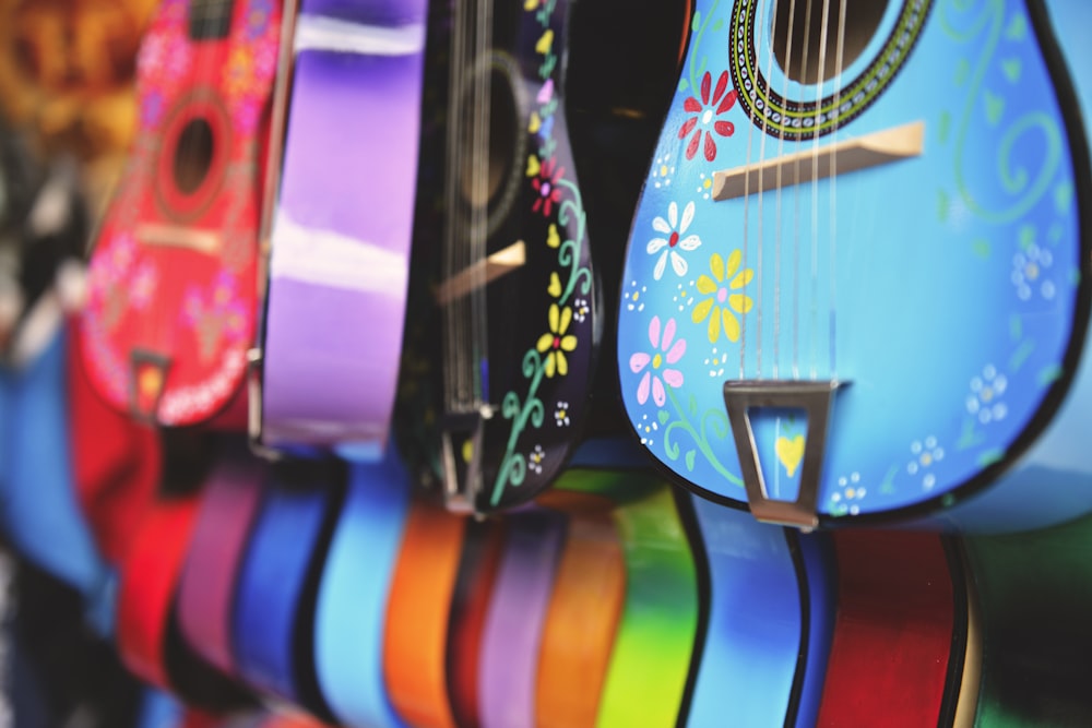 Guitarras de colores variados