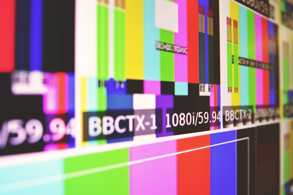 カラーバーが表示されたテレビ画面