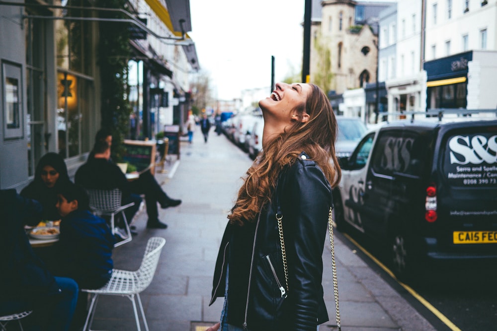 Mujer sonriendo mirando al cielo