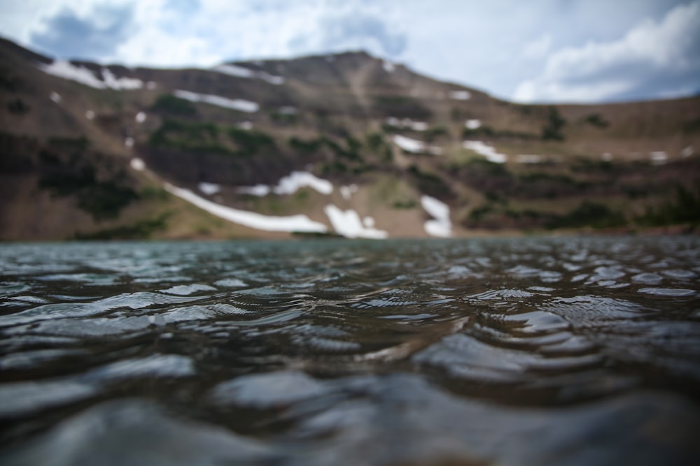 Cuerpo de agua cerca de la montaña durante el día