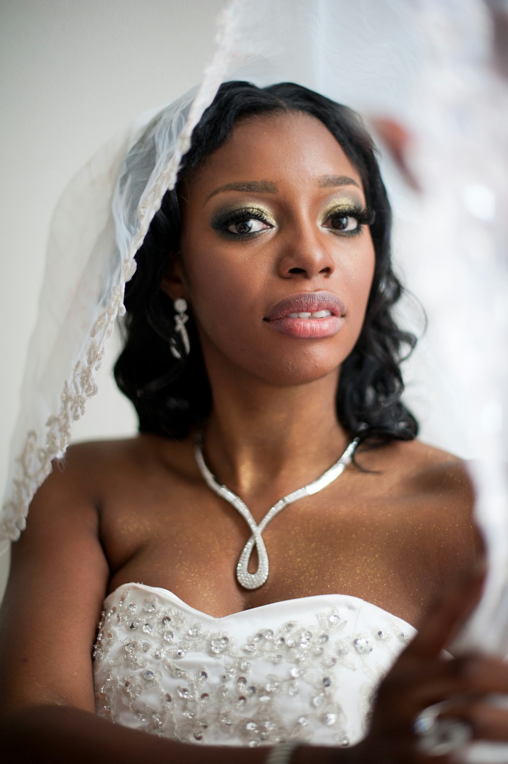 photo de mise au point sélective femme portant un voile de mariée