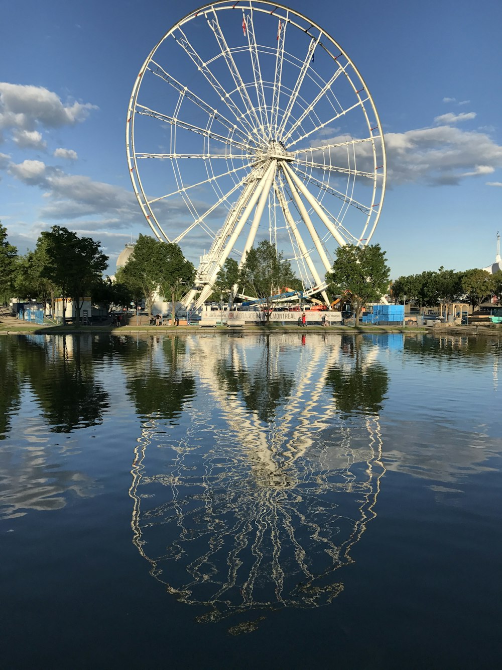 Fotografia de paisagem da roda da balsa