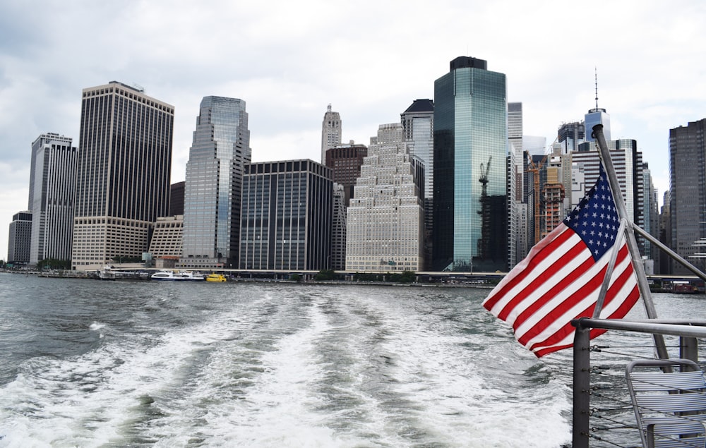 市街地近くのボートに浮かぶアメリカ国旗