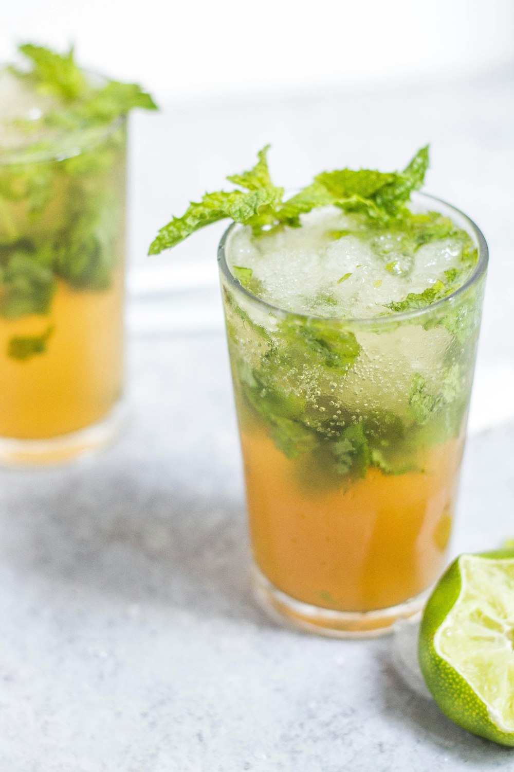 bicchiere pieno di tè verde