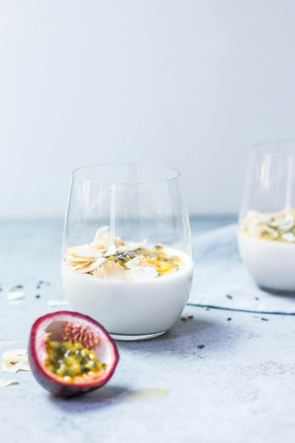 tazza in vetro trasparente con liquido bianco