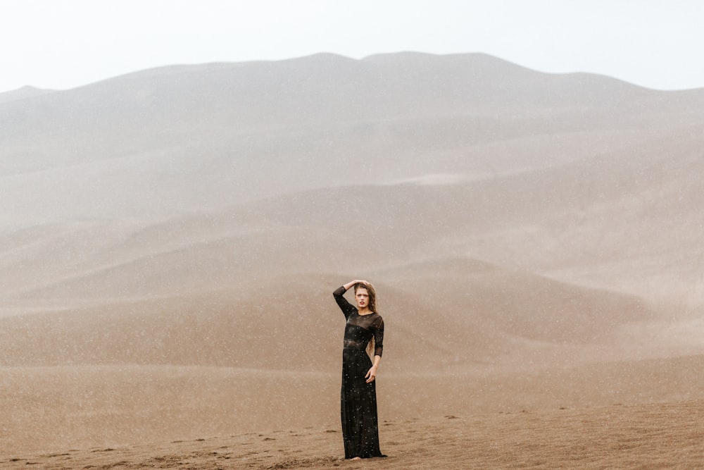 Mujer de pie sobre arenas marrones