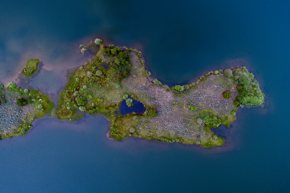 Photo aérienne de l’île pendant la journée