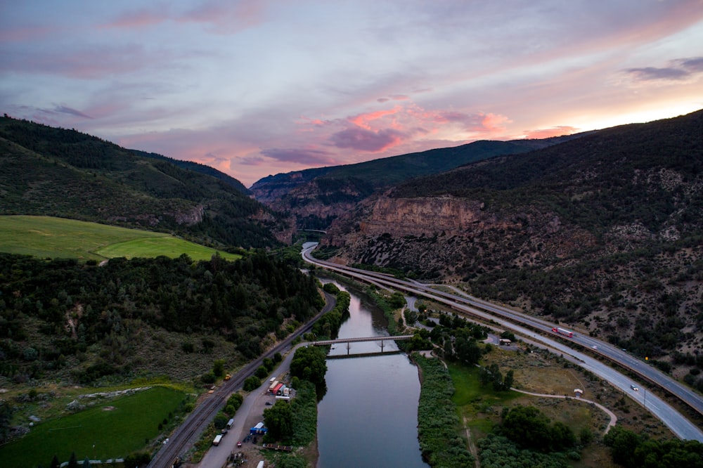 Panoramafotografie von Straßen am Fuße des Berges