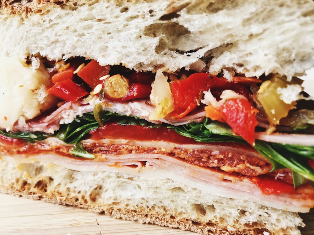 Cerrar Fotografía de bocadillo con verduras y salsa