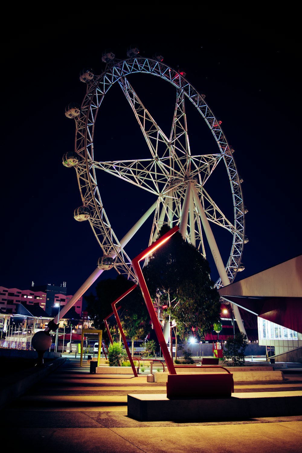 Foto von weißem und rotem Riesenrad aus niedrigem Winkel