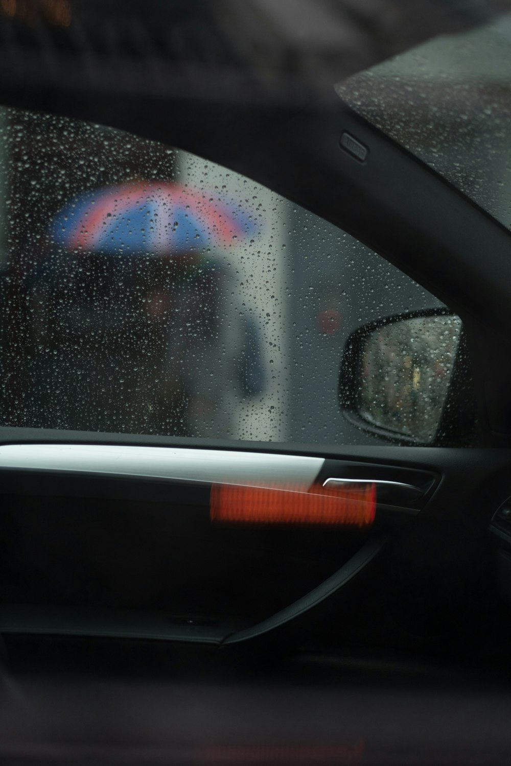 portiera nera dell'automobile con gocce d'acqua