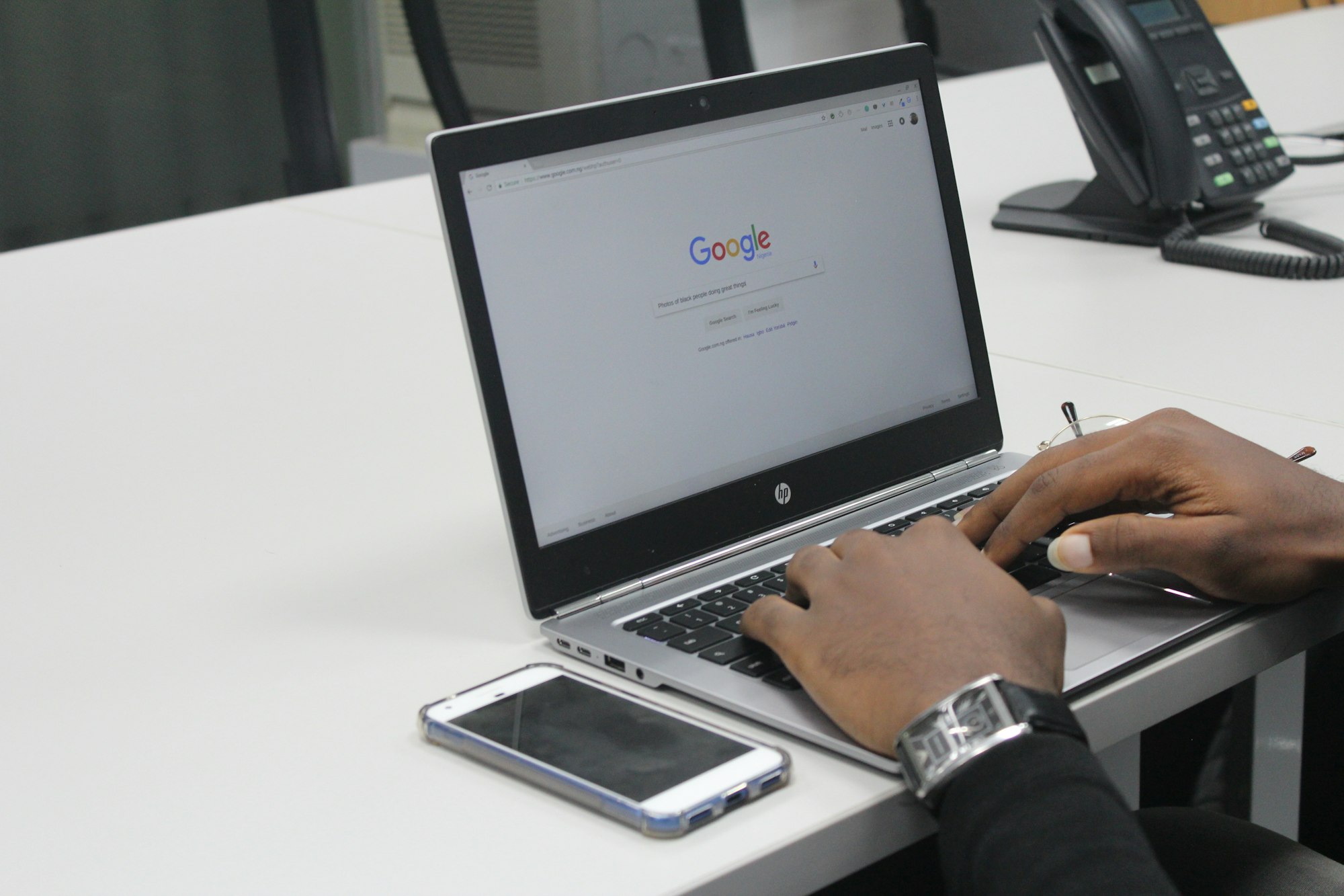 Persona usando Google Chrome en su ordenador HP.
