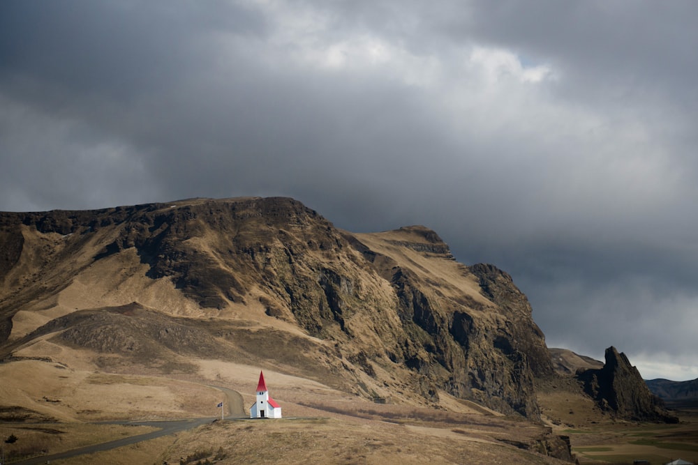 Estructura de hormigón blanco y rojo en la montaña