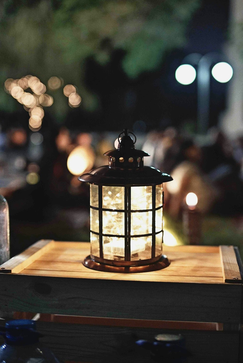 lampe sur boîte en bois brun avec une faible profondeur de champ