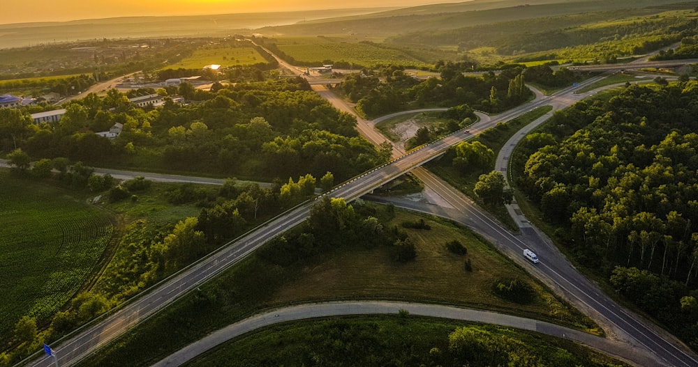 Fotografie aus der Vogelperspektive von Asphaltstraßen zwischen Bäumen