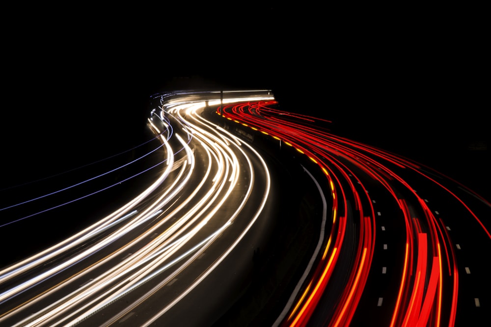 Fotografía de gran angular de la carretera por la noche