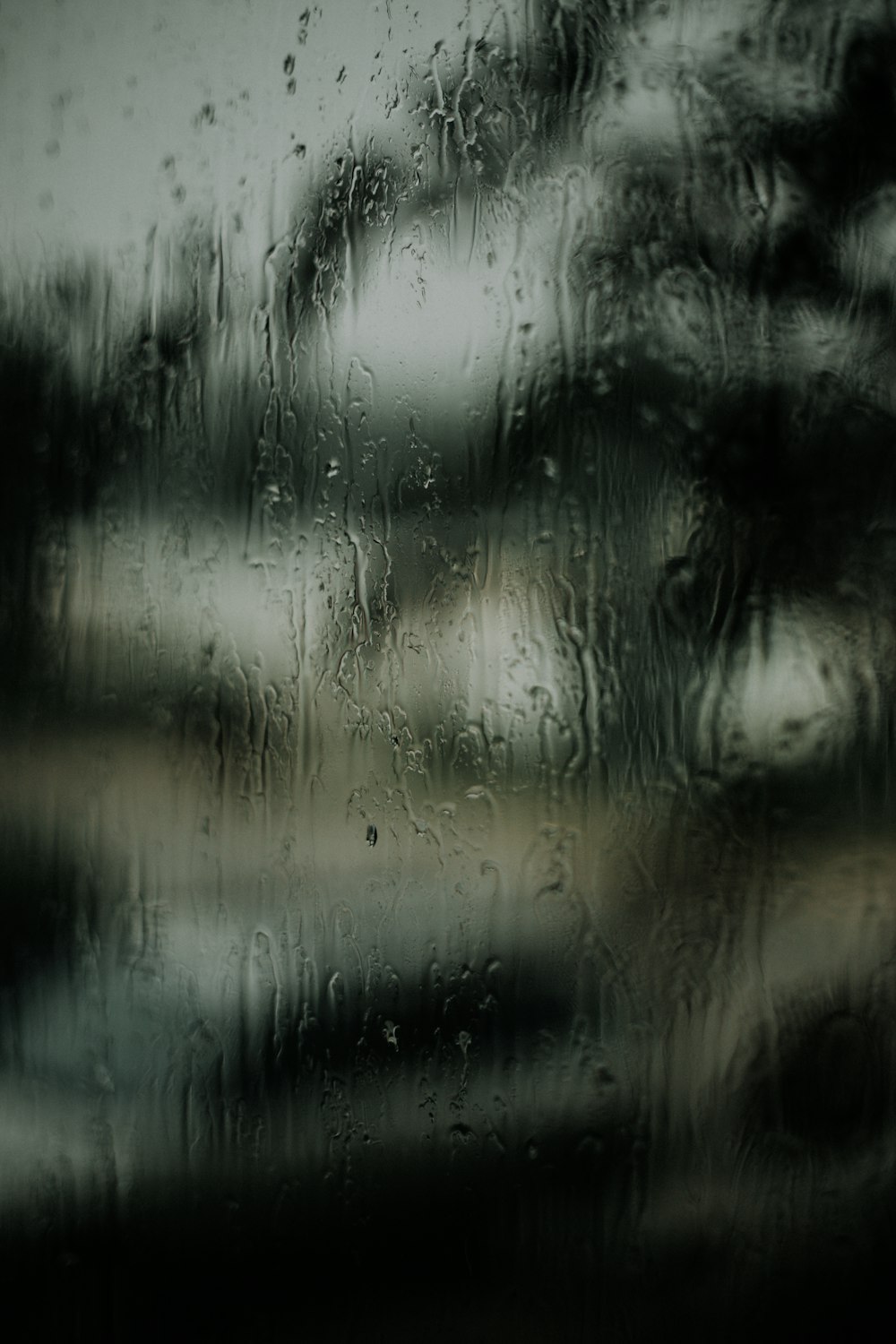 Makrofotografie von Wassertropfen auf klarem Glas