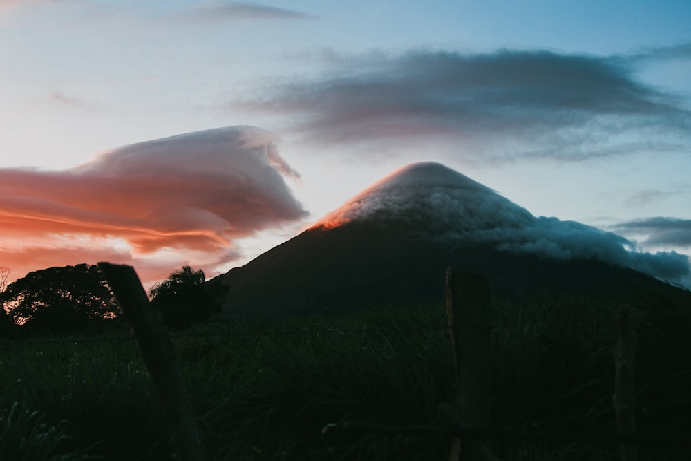 silhouette di montagna durante l'alba