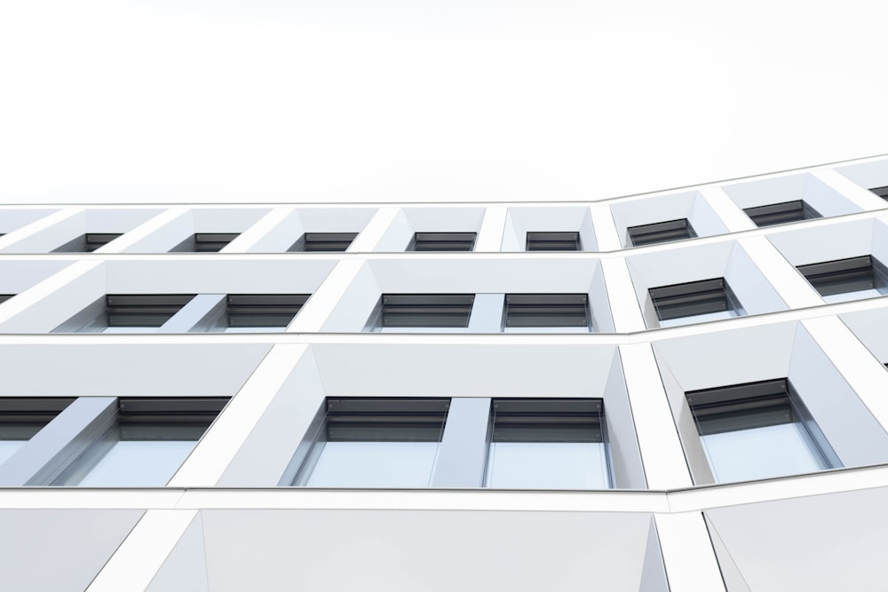 白いコンクリートの3階建ての建物のワームの目視写真