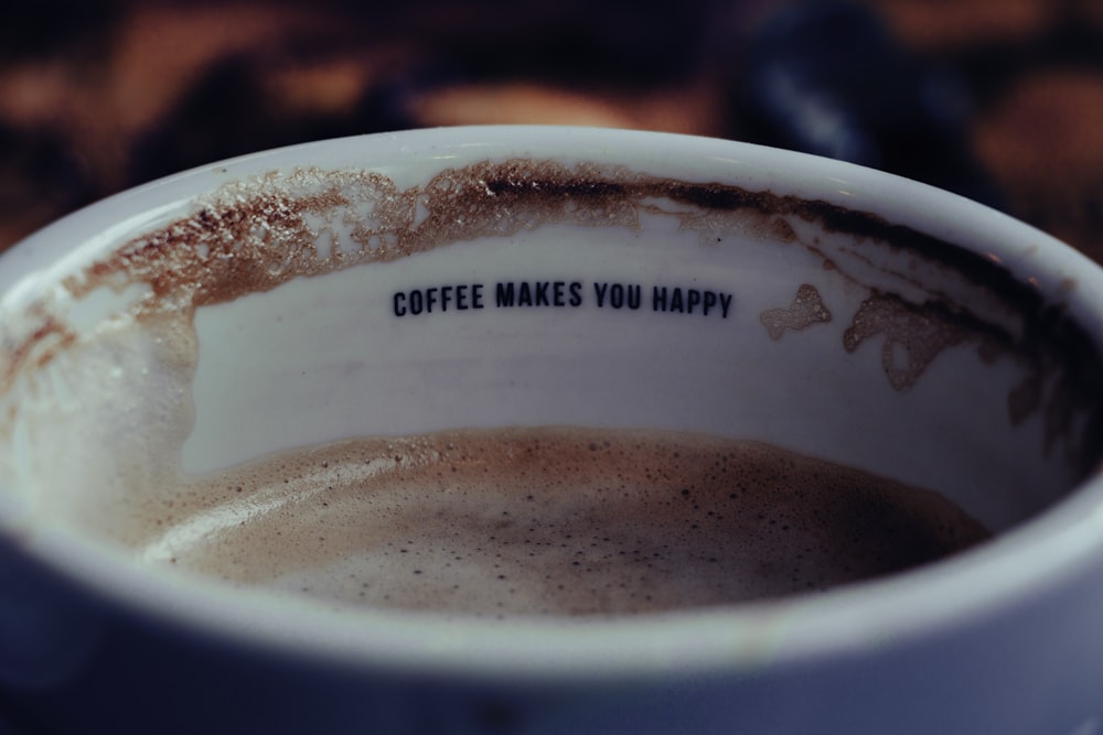 커피로 채워진 흰색 세라믹 컵의 초점 사진