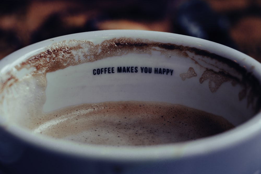 Mise au point d’une tasse en céramique blanche remplie de café