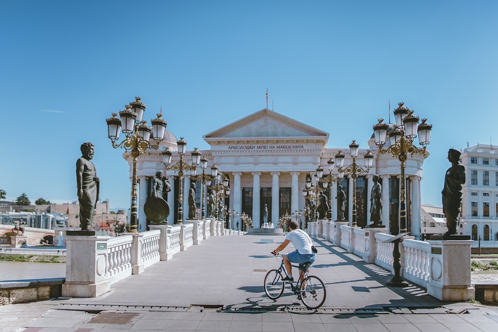 Homem na bicicleta perto do edifício