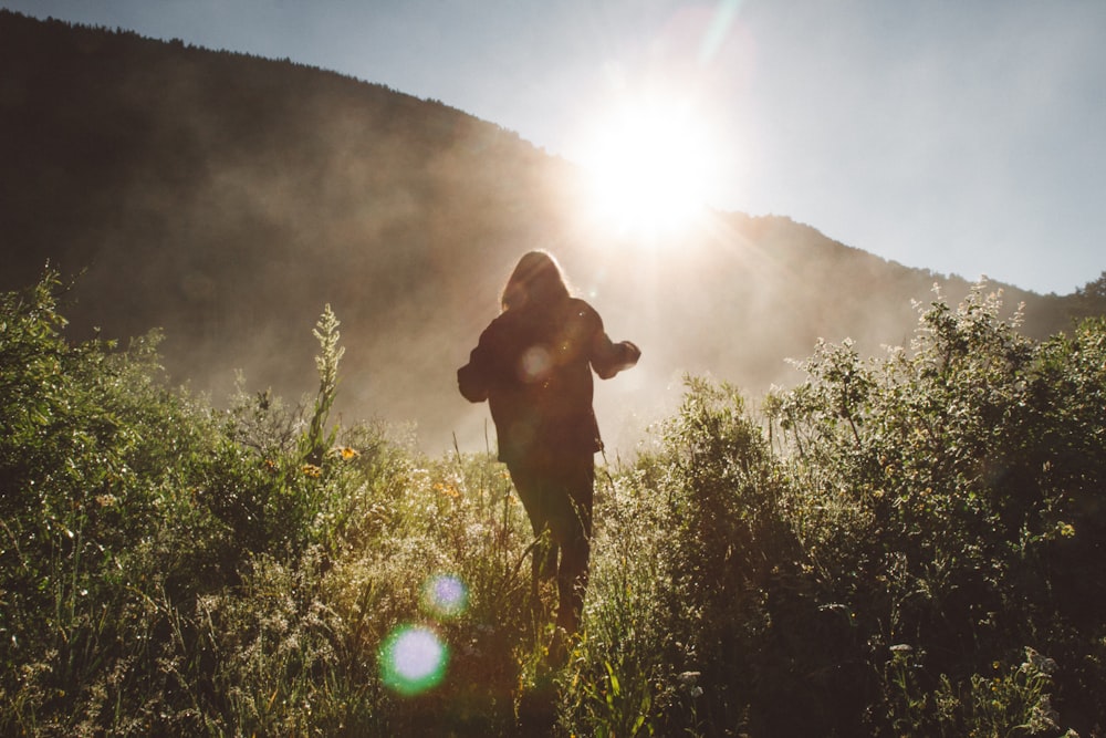 photo de silhouette d’une personne marchant sur le terrain