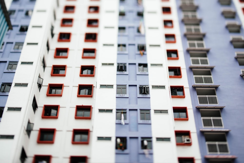 Vista dell'occhio del verme dell'edificio bianco e grigio durante il giorno